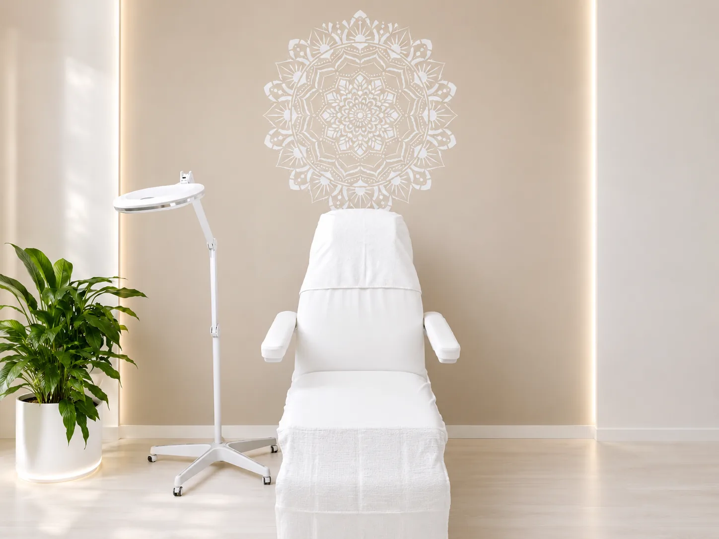 Behandelstoel met loeplamp in de praktijk van da Silva Medisch Pedicure.