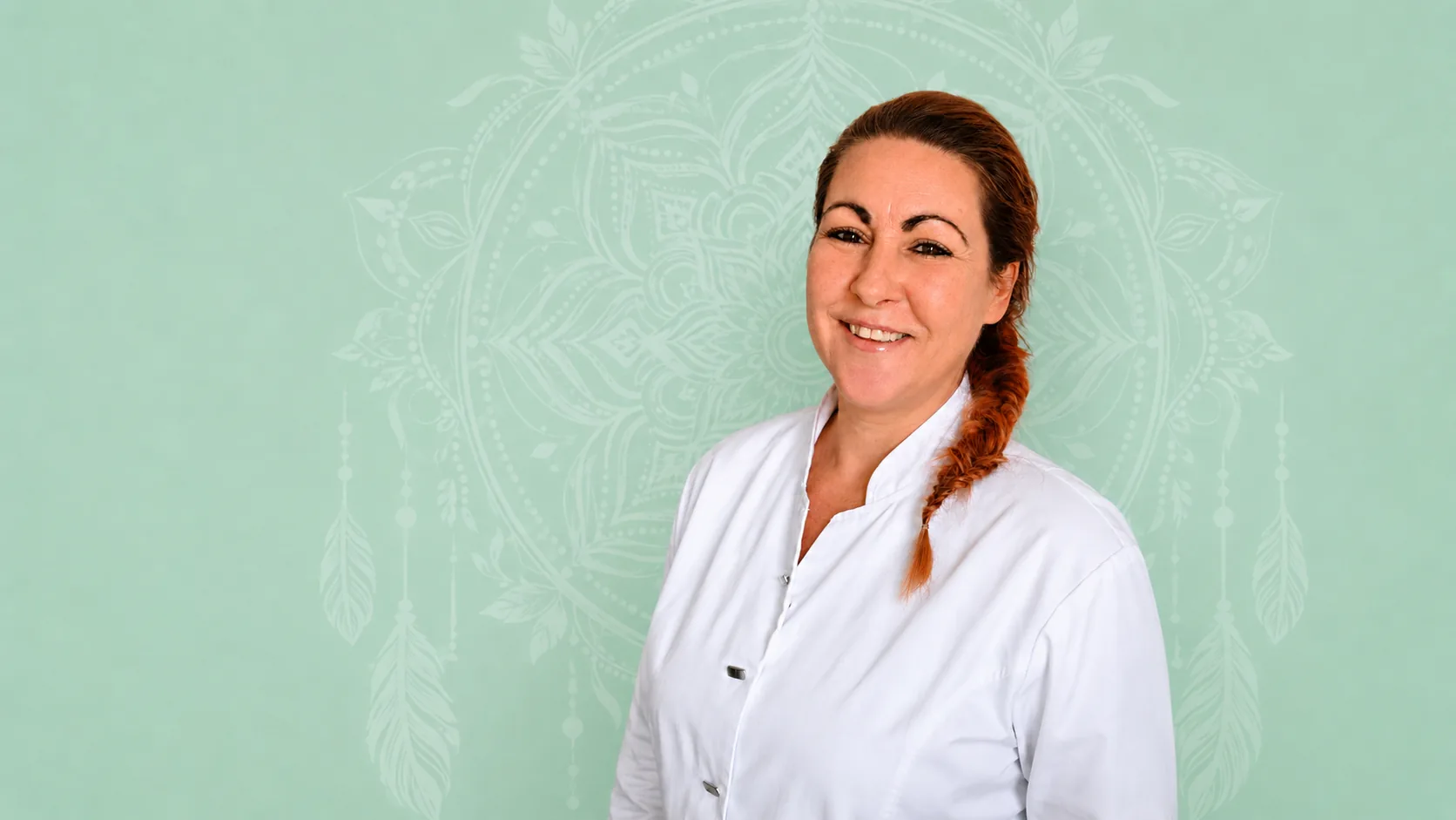 Paula da Silva, medisch pedicure in Amsterdam IJburg, in witte werkkleding.